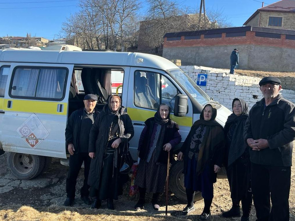 В Центре соцобслуживания населения Дахадаевского района продолжаются мероприятия по доставке пожилых граждан в медицинские учреждения